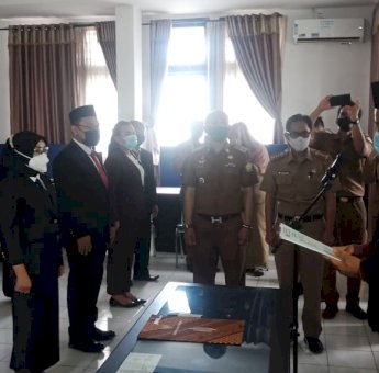 Ridwan Badallah Lantik 11 Pejabat Lingkup Diskominfo Sultra