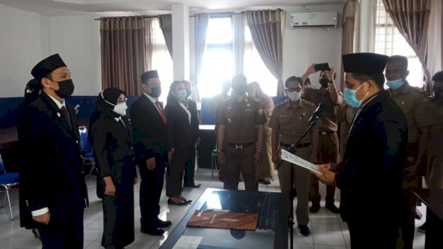 Ridwan Badallah Lantik 11 Pejabat Lingkup Diskominfo Sultra