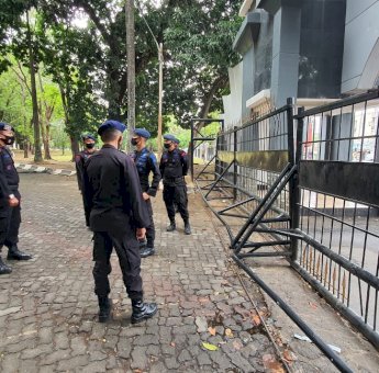 Brimob Bone Turun Langsung Amankan Demo UU Cipta Kerja di Kantor Gubernur Sulsel