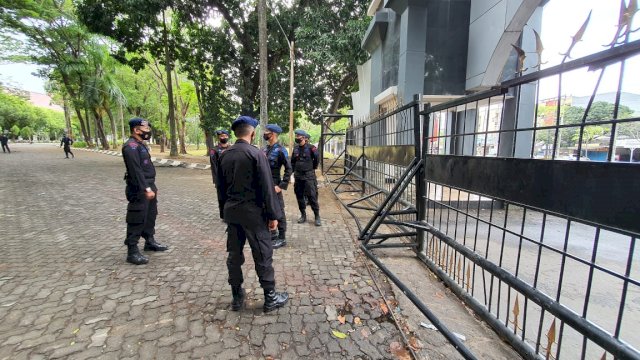 Brimob Bone Turun Langsung Amankan Demo UU Cipta Kerja di Kantor Gubernur Sulsel