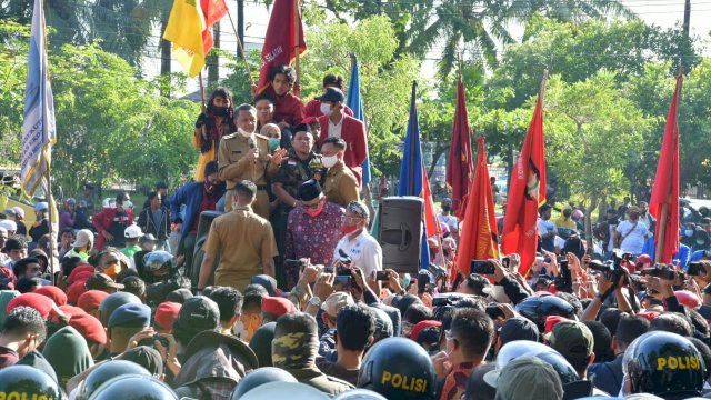 Gubernur Sulsel Prof. Nurdin Abdullah, memberikan arahan kepada Ratusan Massa demonstrasi di Depan Kantor Gubernur Sulsel, Senin (12/10/2020).