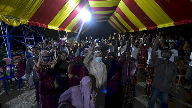 Calon bupati Luwu Utara, Indah Putri Indriani saat menyapa warga Desa Pongo. Selasa (14/10/2020)