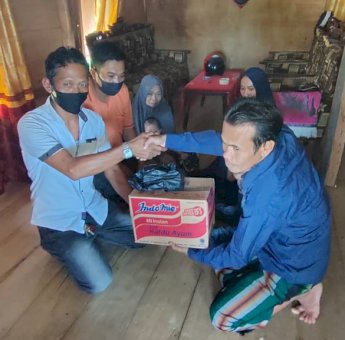 DPC AJOI Sinjai Beri Bantuan Kepada Warga Penderita Lumpuh Kaku
