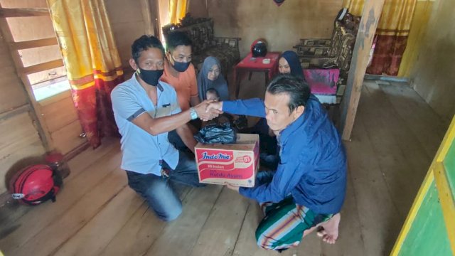 DPC AJOI Sinjai Beri Bantuan Kepada Warga Penderita Lumpuh Kaku