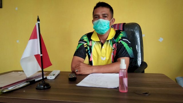 Kepala Desa Maccile, Herman.