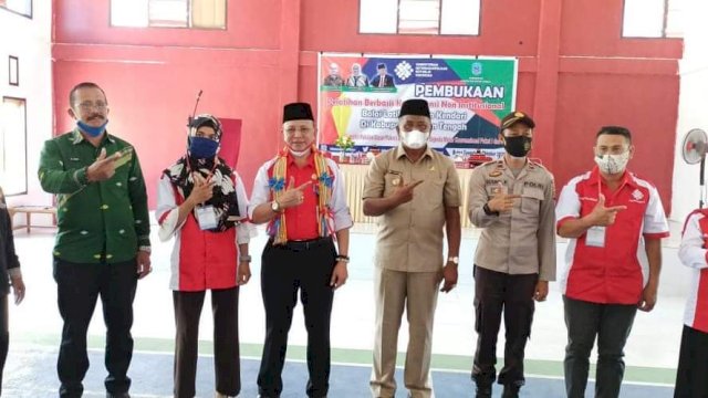 Kepala BLK Kendari, Dr. La Ode Haji Polondu (keempat dari kiri) dan Bupati Buteng, H. Samahuddin, SE (kelima dari kiri) dalam pembukaan MTU di Buteng, Jum'at (16/10/2020)