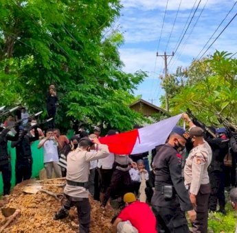 Tembakan Salvo Personel Batalyon C Pelopor Iringi Prosesi Pemakaman Ipda (Purn) Andi Firdaus Makmur