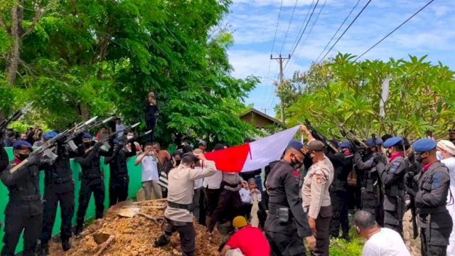 Tembakan Salvo Personel Batalyon C Pelopor Iringi Prosesi Pemakaman Ipda (Purn) Andi Firdaus Makmur