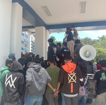Tolak Kepsek Diduga Cabul, IKA Alumni SMAN 09 Kendari Demo Dikbud Sultra