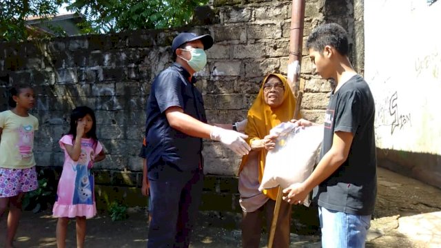 Tim Militan Syahrul Said (SS) saat membagikan beras kepada masyarakat
