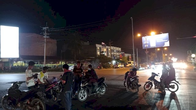APMSM saat membagikan selebaran di perempatan lampu merah Pasar Baru Kendari, Selasa (20/10/2020)