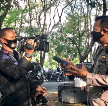 Wawancarai Kapolsek Panakkukang, Begini Aksi Danyon C Pelopor Saat Jadi “Wartawan”