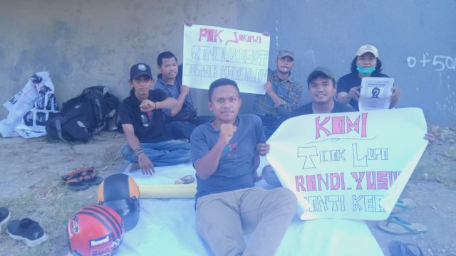 Aliansi Mahasiswa SEDARAH dalam aksi menolak kedatangan Presiden RI, Joko Widodo di Sultra