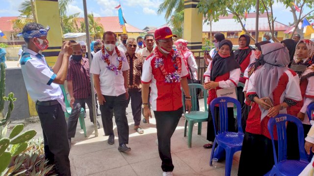 Kepala BLK Kendari, Dr. La Ode Haji Polondu saat melakukan kunjungan kerja (Kunker) di Desa Kabita, Kecamatan Wangi-Wangi Selatan, Kabupaten Wakatobi, Rabu (21/10/20).