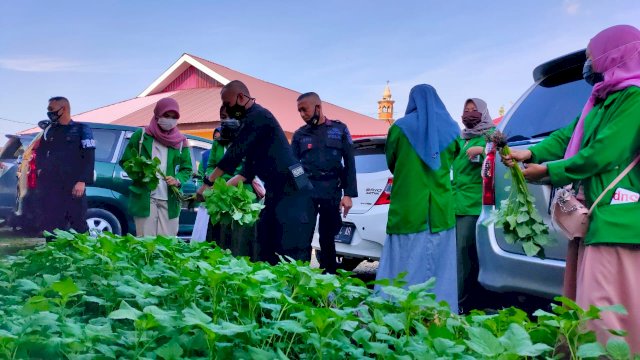Kekompakan Brimob Bersama Mahasiswa IAIN Bone, Ditengah Maraknya Aksi Demo