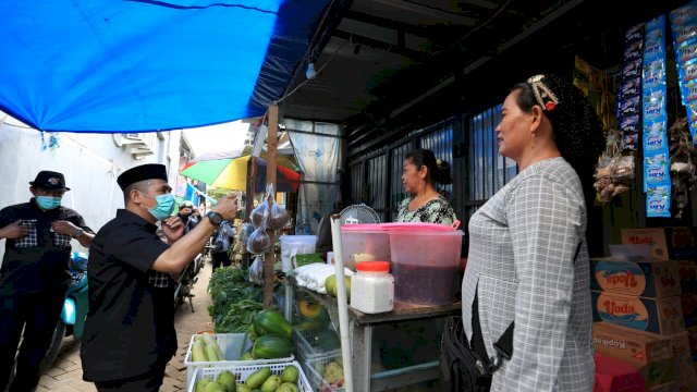 Pilwali Makassar 2020. Blusukan di Pasar Bontoduri, Warga Doakan Deng Ical Jadi Wali Kota