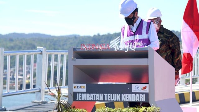 Presiden RI, Jokowi saat meresmikan Jembatan Teluk Kendari. Foto: dok. Biro Pers, Media, dan Informasi Sekretariat Presiden