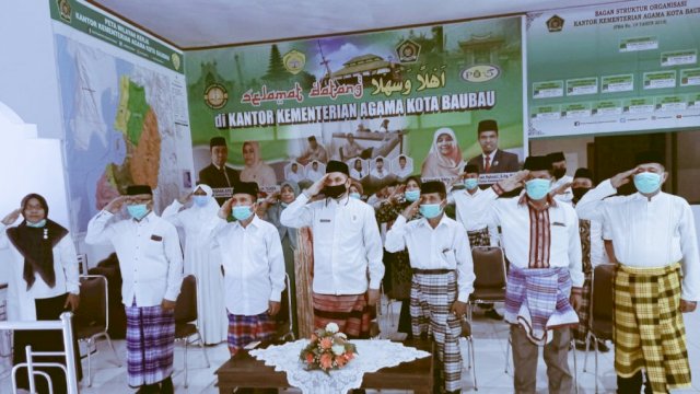 Kepala Kantor Kemenag Kota Baubau bersama jajarannya saat mengikuti upacara peringatan Hari Santri Nasional 2020. Foto: dok. Humas Kemenag Kota Baubau