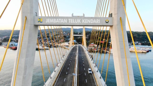 Jembatan Teluk Kendari yang baru saja diresmikan Presiden RI Joko Widodo