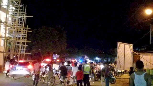 Situasi keramaian yang mengakibatkan kemacetan di Jembatan Teluk Kendari, Jum'at (23/10/2020)