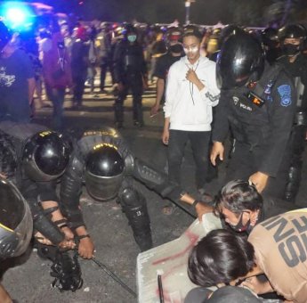 Pasca Kericuhan di Depan UNM Makassar, Danyon C Pelopor Bersama Masyarakat Buka Blokade Jalan Pettarani