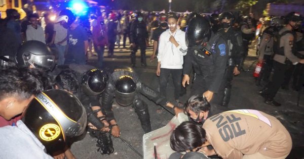 Pasca Kericuhan di Depan UNM Makassar, Danyon C Pelopor Bersama Masyarakat Buka Blokade Jalan Pettarani