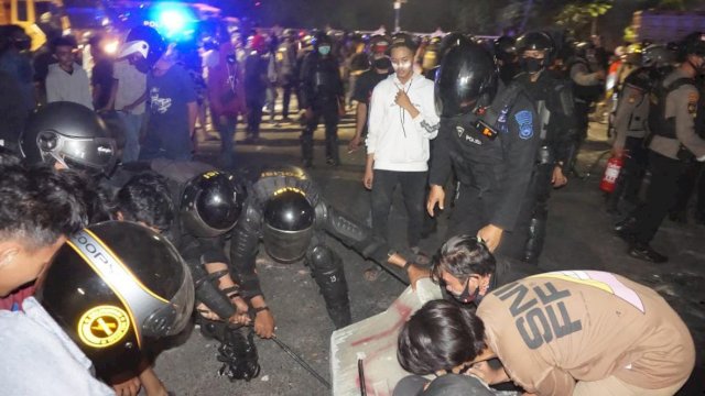 Pasca Kericuhan di Depan UNM Makassar, Danyon C Pelopor Bersama Masyarakat Buka Blokade Jalan Pettarani