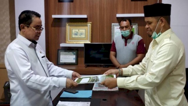 Penyerahan kontrak kerja dari Kakanwil Kemenag Sultra (kiri) kepada Kakan Kemenag Baubau (kanan). Foto: dok. Humas Kantor Kemenag Baubau
