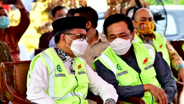 Gubernur Sulsel Prof. Nurdin Abdullah, berbincang dengan Pj Wali Kota Makassar Prof. Rudy Djamaluddin saat Ground breaking paket pekerja Konstruksi Pedesterian Trotoar Metro Tanjung Bunga, Sabtu (24/10/2020).