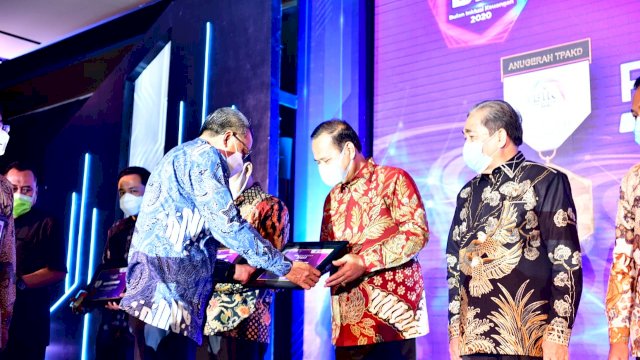 Gubernur Sulsel Serahkan Penghargaan Kepada Penerima TPAKD