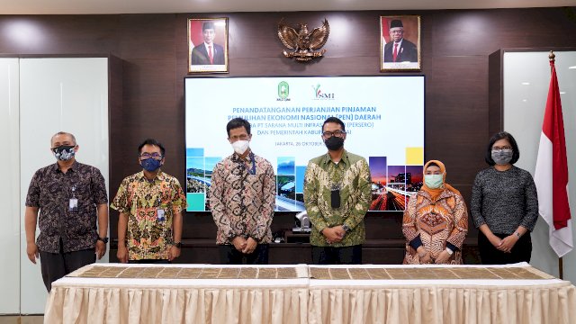 Penandatanganan perjanjian pinjaman antara PT SMI bersama Bupati Sinjai, Andi Seto Asapa (ASA) di Jakarta, Senin (26/10/2020).