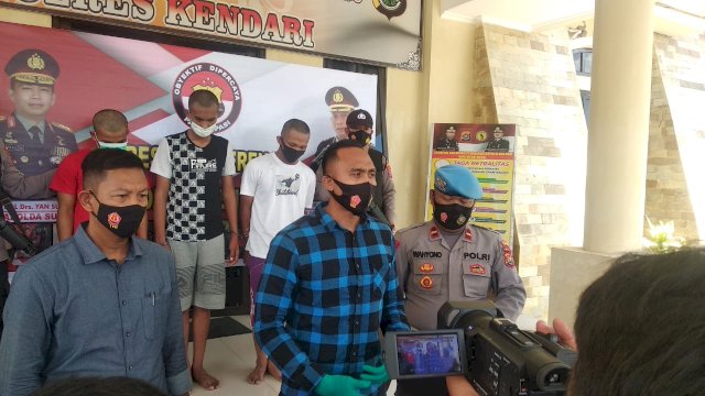 Konferensi pers Polres Kendari tentang terungkapnya penyebab kematian seorang warga di hutan bakau teluk Kendari