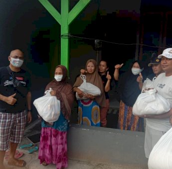 Peduli Masyarakat di Tengah Pandemi, RANGKUL Kendari Bagi Sembako ke Warga