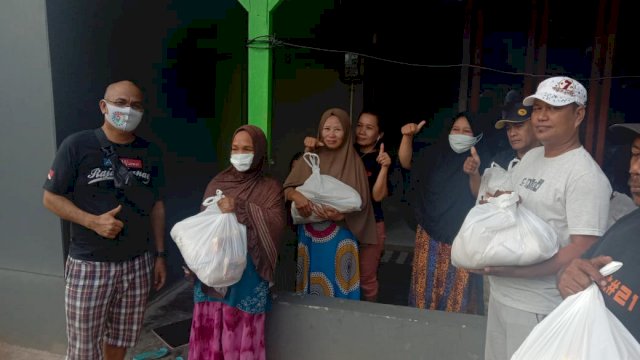 Tim RANGKUL Kendari saat menyambangi masyarakat dengan membagikan sembako, Rabu (28/10/20). Foto: istimewa