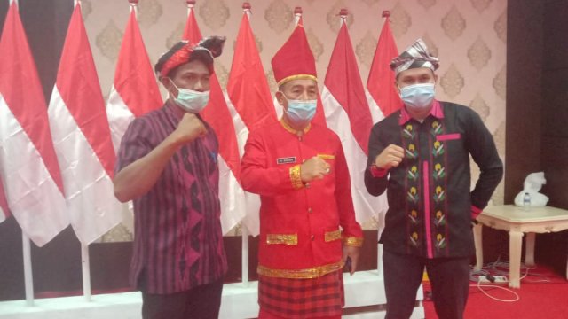Kadispora Prov. Sultra (tengah) saat peringatan Sumpah Pemuda ke-92 di Rujab Gubernur Sultra, Rabu (28/10/2020). Foto: istimewa