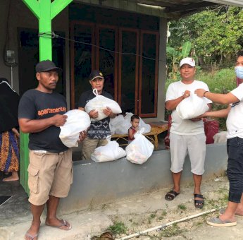 Haerul Saleh Bagi Sembako ke Warga Kendari Terdampak Pandemi