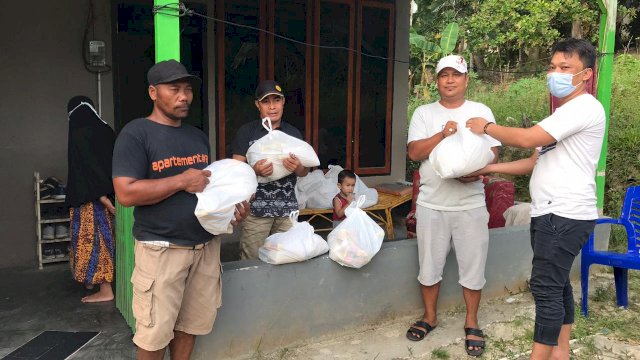 Tim Haerul Saleh membagikan sembako ke warga Kota Kendari yang terdampak pandemi Covid-19, Rabu (28/10/20). Foto: istimewa