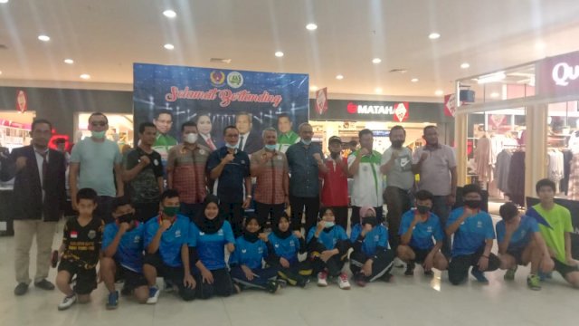 PTMSI Prov. Sultra bersama peserta kejuaraan Tenis Meja. Foto: istimewa