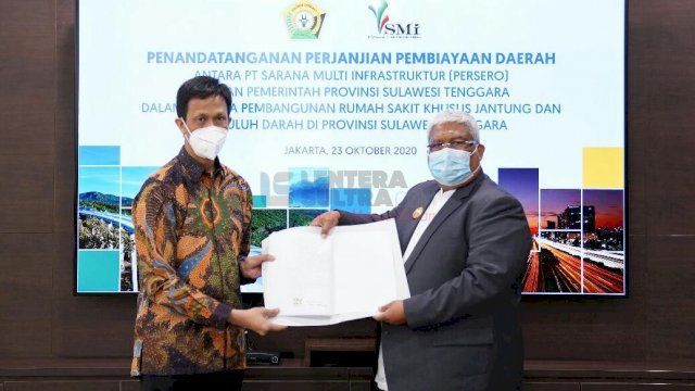 Gubernur Sultra Ali Mazi saat menandatangani MoU pinjaman daerah dengan pihak PT. SMI di Kantor PT. MSI, Jum'at (23/10/2020). Foto: istimewa.