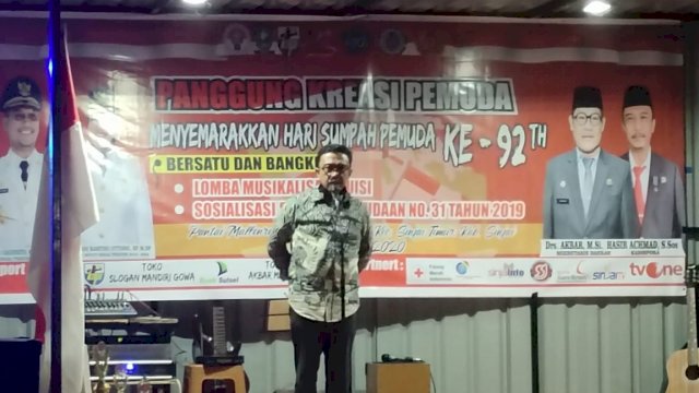 Kepala Dinas Pemuda dan Olah Raga Kabupaten Sinjai Hasir Ahmad, memberikan sambutan pada Lomba Musikalisasi Puisi dalam rangka memperingati Hari Sumpah Pemuda Tahun 2020 di objek wisata Pantai Mallenreng, Desa Panaikang, Kecamatan Sinjai Timur, Rabu malam (28/10/2020).