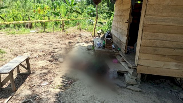 Kondisi seorang guru di kota Kendari yang ditemukan tewas di depan pondok kebunnya, Kamis (29/10/20). Foto: istimewa