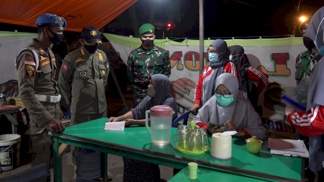 Tim Operasi Yustisi di salah satu warung makan Kota Kendari