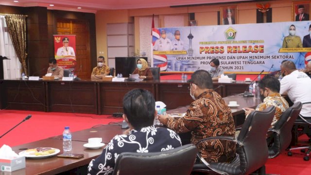 Konfrensi Pers Pemrov Sultra tentang UMP dan UMS tahun 2021 yang dihadiri beberapa perwakilan asosiasi buruh dan pengusaha, Sabtu (31/10/2020). Foto: istimewa