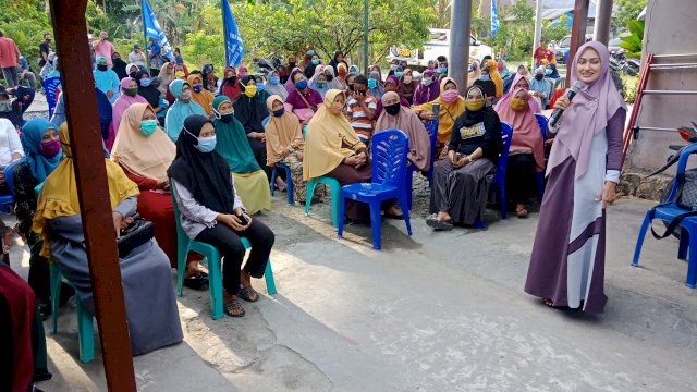 Calon Bupati Luwu Utara, Indah Putri Indriani bersilaturahmi dengan Perempuan BISA di Desa Cendana Putih, Kecamatan Mappideceng. Rabu (07/10/2020)
