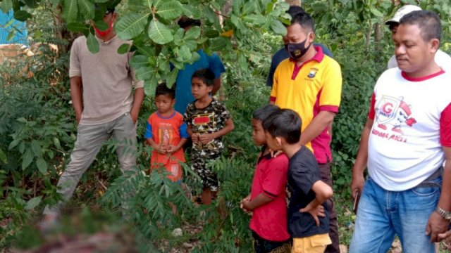 Polisi dan Warga Sinjai Buru Babi Hutan Perusak Tanaman