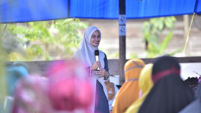 Calon Bupati Luwu Utara, Indah Putri Indriani saat bersilaturahmi dengan masyarakat Desa Mulyosari, Kecamatan Sukamaju. Senin (02/11/2020)