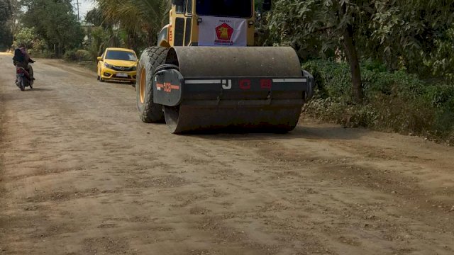 Salah satu alat berat yang diturunkan oleh DPD Gerindra Sultra untuk membantu perbaikan jalan. Foto: istimewa