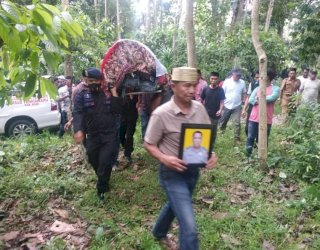 Salut! Danyon C Pelopor Usung Jenazah Aiptu Abdul Rahman Hingga ke Liang Lahat