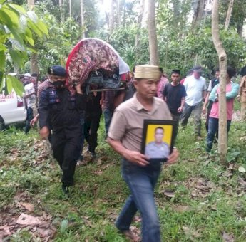 Salut! Danyon C Pelopor Usung Jenazah Aiptu Abdul Rahman Hingga ke Liang Lahat