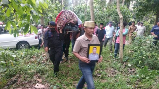 Salut! Danyon C Pelopor Usung Jenazah Aiptu Abdul Rahman Hingga ke Liang Lahat